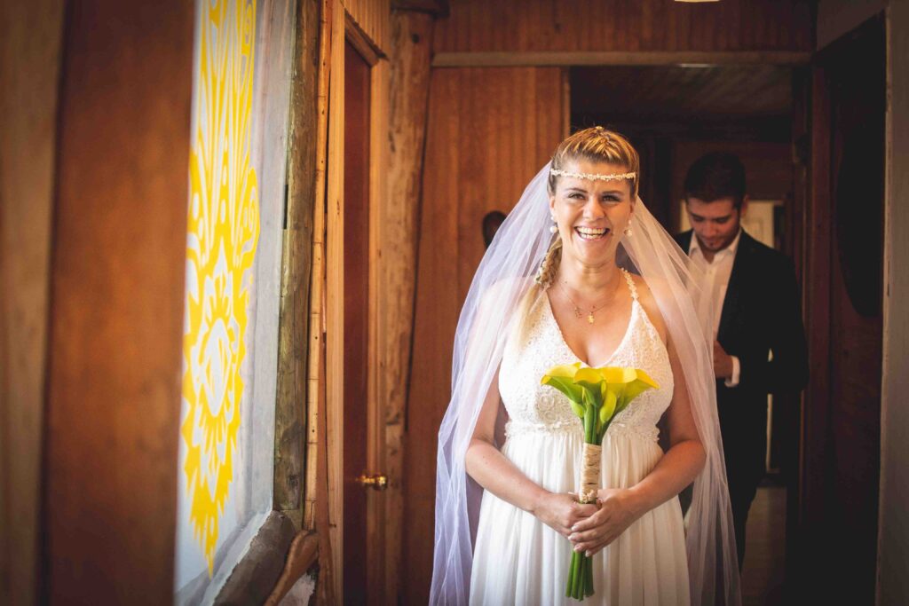 Novia sonriendo camino al altar